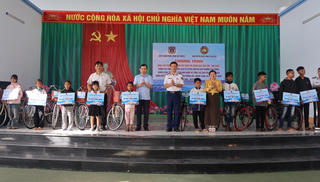 Vùng Cảnh sát biển 2 tiếp sức học sinh đồng bào dân tộc thiểu số trước thềm năm học mới