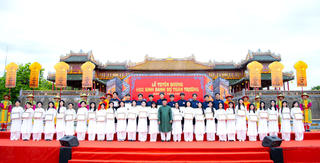 Tuyên dương học sinh danh dự và công bố Sứ giả quảng bá di sản Huế tại lễ Truyền lô