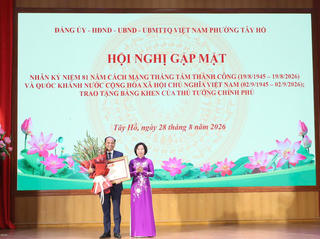 Trao Bằng khen của Thủ tướng và Huy hiệu Đảng cho các đảng viên lão thành phường Tây Hồ