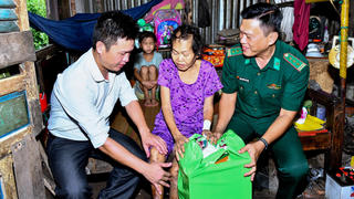 BĐBP Cần Thơ trao tặng 100 phần quà cho các hộ gia đình có hoàn cảnh khó khăn