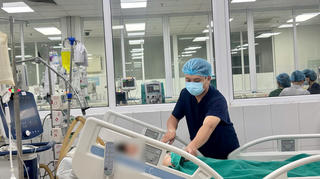 Bé gái sốc nhiễm khuẩn, suy đa tạng phải thở máy, lọc máu sau khi sốt, đau họng