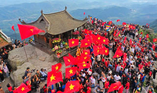 Hơn 4.000 người chào cờ, hát Quốc ca tại đỉnh thiêng Yên Tử