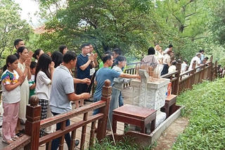 Gần 20.000 người về Vũng Chùa viếng mộ Đại tướng Võ Nguyên Giáp dịp Quốc khánh