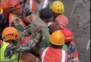 Cứu 2 công nhân mắc kẹt 9 ngày trong hầm do lũ quét ở Nepal