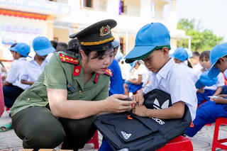 Công an tỉnh Quảng Trị tiếp sức học sinh vùng cao đến trường