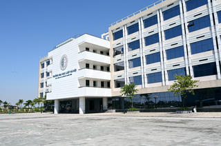 Tân sinh viên Khóa 51 của Trường Đại học Luật Hà Nội háo hức nhập học tại Cơ sở đào tạo tỉnh Bắc Ninh