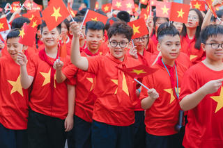 Thủ tướng Chính phủ Lê Minh Hưng và Bộ trưởng Bộ Giáo dục và Đào tạo Hoàng Minh Sơn dự lễ khai giảng tại Trường Phổ thông nội trú liên cấp Mường Khương