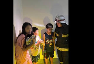 Cứu 3 người trong đám cháy chung cư ở Hà Nội