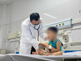 Trẻ sốt cao kéo dài, coi chừng mắc Adenovirus