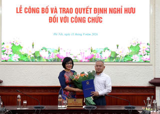 Trao Quyết định nghỉ hưu cho công chức của Văn phòng Bộ