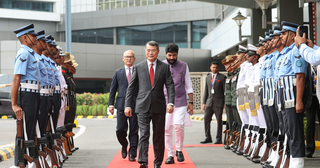 Thủ tướng tới New Delhi, bắt đầu chương trình dự Hội nghị thượng đỉnh BRICS và làm việc song phương tại Ấn Độ
