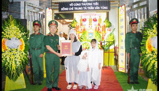 Truy thăng quân hàm Trung tá cho Thiếu tá Trần Văn Tùng hy sinh khi lao xuống sông cứu người
