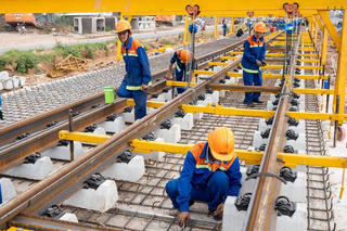 Tuyến LRT đầu tiên tại Phú Quốc cấp tốc lắp đặt hơn 2.800 thanh ray