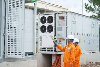 Sử dụng pin lưu trữ giúp bảo đảm cung ứng điện ở miền Bắc
