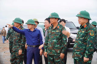 Lực lượng vũ trang Quảng Trị khẩn trương hỗ trợ Nhân dân khắc phục hậu quả mưa lũ