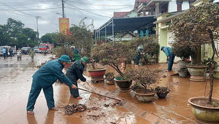 Ấm lòng màu áo xanh giữa ngổn ngang bùn, nước sau lũ ở Quảng Trị