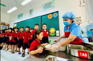 Hà Nội yêu cầu kiểm tra bữa ăn bán trú, thay ngay nhà cung cấp không đủ điều kiện