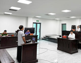 Mua gạo trôi nổi đóng bao bì giả thương hiệu nổi tiếng để bán, người đàn ông lĩnh án 2 năm tù