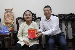 Lãnh đạo phường Lào Cai thăm, tặng quà gia đình chính sách
