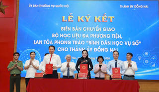 Quốc hội chuyển giao Bộ học liệu đa phương tiện cho TP Đồng Nai