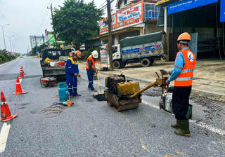 Khắc phục hư hỏng trên các tuyến đường huyết mạch do mưa lũ ở Quảng Trị