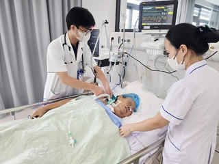 Người đàn ông phải cấp cứu vì vết xước khuỷu tay