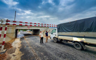 Đường tránh phía Đông Đông Hà (Quảng Trị): Cần sớm tháo gỡ tình trạng hầm chui quá thấp làm xe tải mắc kẹt  