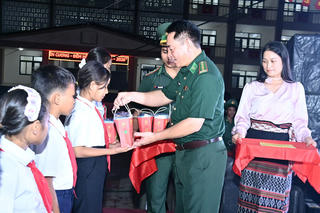 Ấm áp chương trình “Biên cương - Đêm hội trăng rằm” tại vùng biên A Lưới