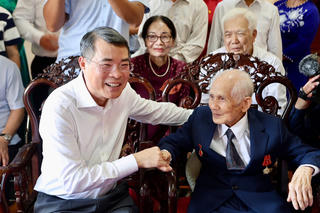 Thủ tướng Lê Minh Hưng thăm gia đình có công với cách mạng tại Hải Phòng