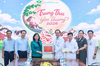 Chủ tịch Ủy ban Trung ương MTTQ Việt Nam thăm, tặng quà Trung thu cho các cháu thiếu nhi tại Bệnh viện Nhi Trung ương