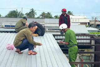 Chung sức giúp người dân Cà Mau khắc phục hậu quả mưa giông