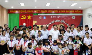 Chủ tịch tỉnh Đắk Lắk tặng quà Trung thu cho trẻ em có hoàn cảnh đặc biệt 