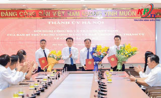 Công bố và trao các Quyết định của Ban Bí thư Trung ương Đảng và Ban Thường vụ Thành ủy Hà Nội về công tác cán bộ