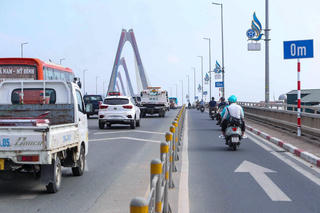 Lắp biển, kẻ vạch giúp tài xế giữ khoảng cách trên cầu Nhật Tân