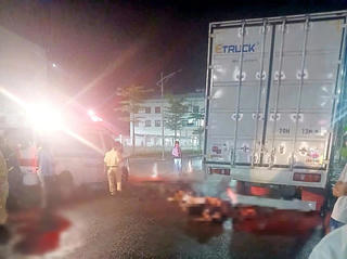 3 thanh niên đi xe máy tử vong tại chỗ khi đâm vào ô tô đang dừng đỗ