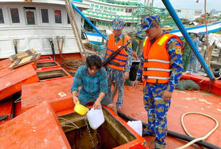 Phát hiện hơn 40.000 lít dầu không rõ nguồn gốc trên tàu cá