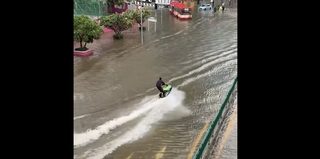 Cảnh sát bắt giữ người đàn ông lái mô tô nước trên đường phố Bangkok