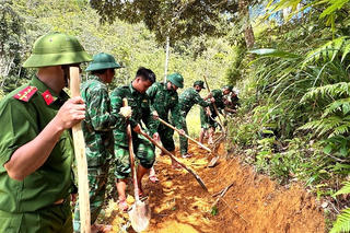 Bộ đội Biên phòng chung sức khắc phục đường hư hỏng, giúp người dân vùng biên Quảng Trị