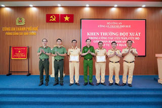 Khen thưởng hai cán bộ CSGT hỗ trợ người dân bị đột quỵ đi cấp cứu