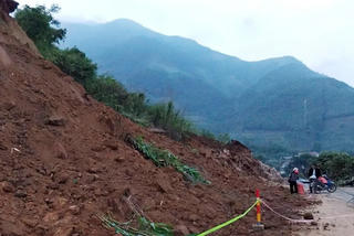 Sạt lở hơn 10.000m³ đất đá, Quốc lộ 279 qua Lào Cai bị tắc