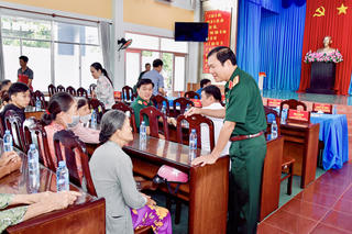 Đại tướng Nguyễn Tân Cương tiếp xúc cử tri Đồng Tháp, trao kinh phí xây 100 căn nhà Đại đoàn kết