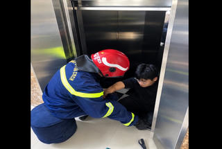 Cảnh báo điều tuyệt đối không nên làm khi mắc kẹt trong thang máy