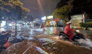 Lãnh đạo TP HCM chỉ đạo khẩn ứng phó mưa gió cực đoan 