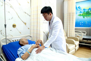 Khối u gây tắc đường tiểu cụ ông 79 tuổi, cảnh báo về triệu chứng tiểu máu