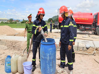 Công an Gia Lai chở nước sạch hỗ trợ người dân vùng tái định cư