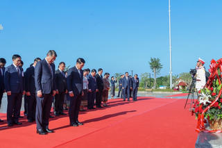 Hai Thủ tướng Việt Nam – Lào dâng hoa tưởng niệm Chủ tịch Hồ Chí Minh, Chủ tịch Kaysone Phomvihane, Chủ tịch Souphanouvong