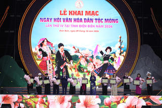 Rực rỡ đêm khai mạc Ngày hội Văn hóa dân tộc Mông tại Điện Biên