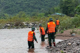 Mưa lớn gây sạt lở, chia cắt nhiều khu vực ở Quảng Trị, một phụ nữ mất tích