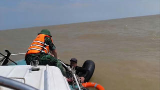 Đi thả lưới, một người dân ở Quảng Trị bị nước cuốn dạt xa bờ