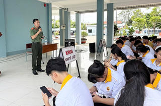 An Giang: Hơn 5.000 học sinh, sinh viên được hỗ trợ tích hợp giấy tờ và tuyên truyền tiện ích trên ứng dụng VneID